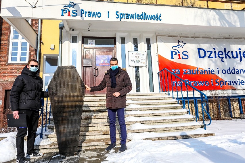 "Pogrzeb wolnych mediów". Happening Młodych Demokratów w...