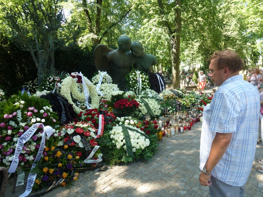 Poznaniacy przychodzą na grób Jana Kulczyka