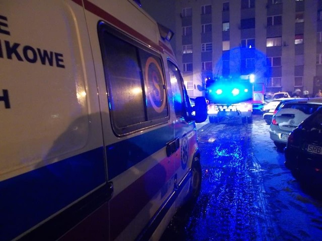 Strażacy z OSP Leszczyny uratowali kobietę i dziecko. Byli uwięzieni w windzie