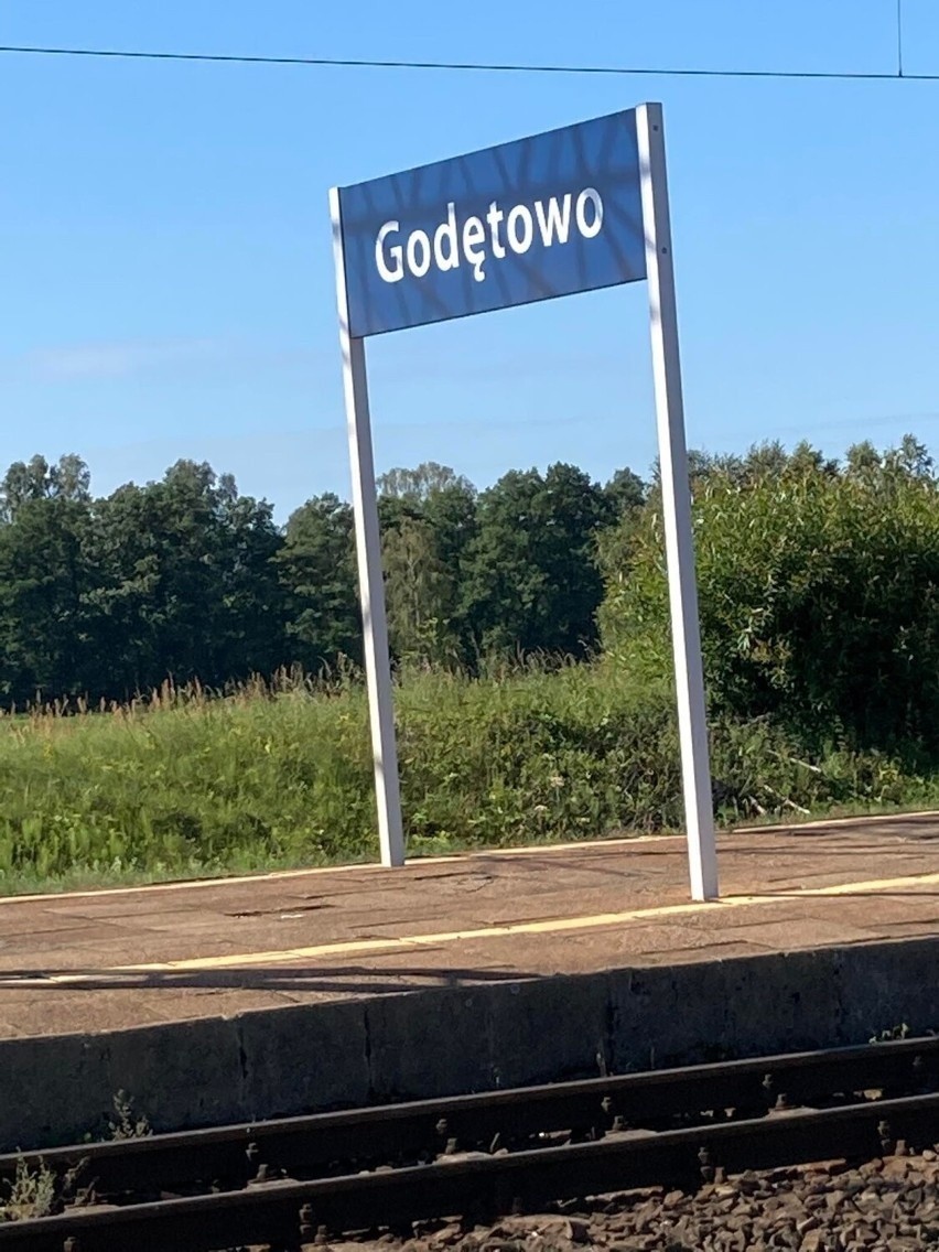 Gmina Łęczyce. PKP nagle zamknęło dziki parking przy stacji kolejowej Godętowo. Kierowcy wściekli piszą do gminy i "Dziennika" | ZDJĘCIA