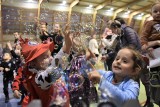 Tańce, zabawy i... mnóstwo baniek! Tak bawiły się dzieci na karnawałowym balu kostiumowym w Wierzchowie-Dworcu w gminie Człuchów. ZDJĘCIA 