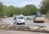 Na budowie trasy N-S w Radomiu duży ruch. Kładą już pierwszy asfalt, układają krawężniki, trwają roboty przy przepustach. Zobacz postęp prac