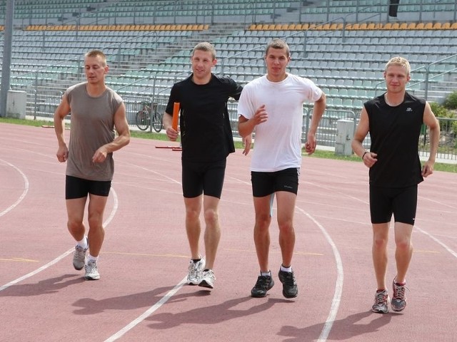 Reprezentanci SKLA Słupsk na gdańskie mistrzostwa, sztafeta 4x100 metrów. Od lewej: Sztandera, Dobrucki, Diak, Brzostek. 