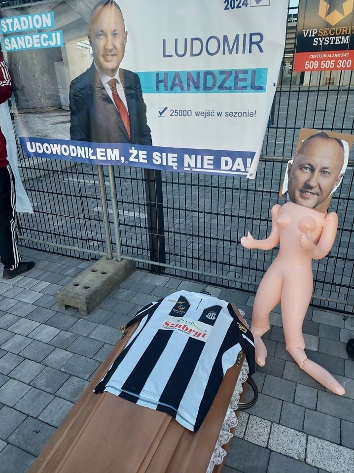 Trumna i dmuchana lalka pod stadionem Sandecji. Mocny akcent na zakończenie kampanii wyborczej 