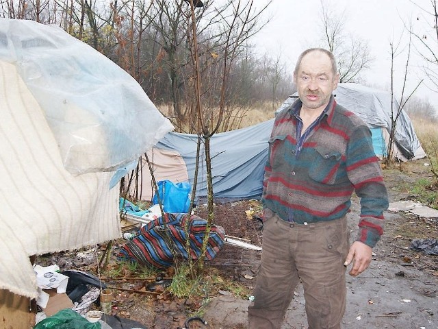 Zenon Wawrowski od kilkunastu lat nie ma domu. Jego obecne "M&#8221; to stary namiot.