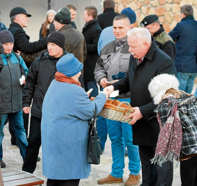 Wigilia dla mieszkańców organizowana jest w Olkuszu już od pięciu lat. Na zdjęciu poseł Jacek Osuch dzieli się opłatkiem