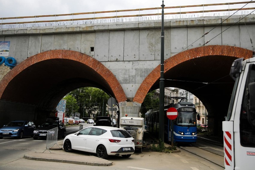 Kraków. Zobacz, jak przebudowują wiadukt kolejowy nad ulicą Grzegórzecką [ZDJĘCIA]