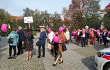Marsz Różowej Wstążki w Pińczowie. Korowód z różowymi balonami i dyskusja. Zobacz zdjęcia