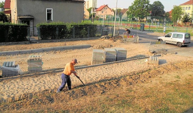 W rejonie remontowanej ulicy Węgierskiej są utrudnienia w ruchu. Przebudowa odcinka do skrzyżowania z ul. Czeską będzie kosztowała więcej niż planowano, tj. około pół miliona  zł 