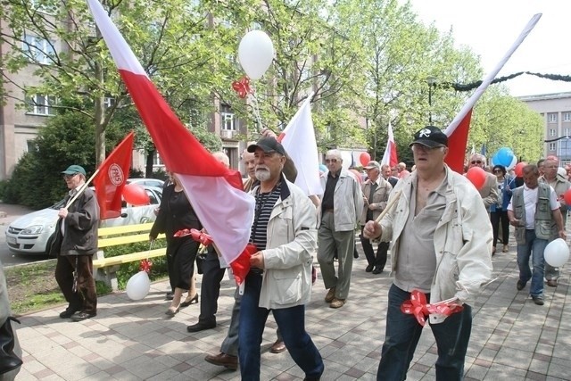 Flaga Polski jest tym, co łączy Polaków. Niezależnie od tego, w jakiej manifestacji idą. Tutaj pochód pierwszomajowy w Sosnowcu