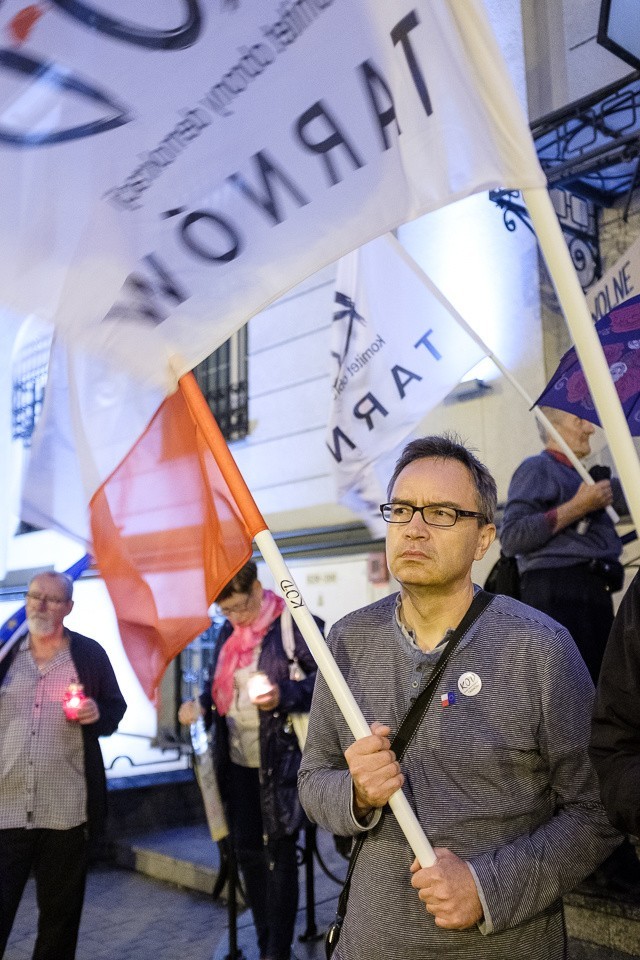 Tarnów. Zapalili znicze przed budynkiem sądu [ZDJĘCIA]