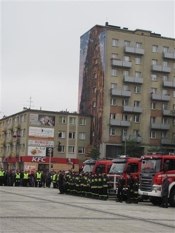 Defilada i ślubowanie strażaków w Częstochowie. Towarzyszyły...