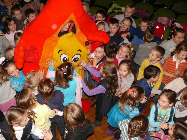 Dzieci w Stalowej Woli miały szaloną zabawę strażacką maskotką Iskrzykiem.