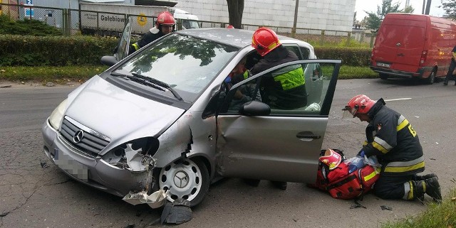 Do wypadu doszło w środę 13 września na ul. Walczaka w Gorzowie. Kierująca mercedesem wjechała pod prawidłowo jadącego volkswagena craftera. Kobieta trafiła do szpitala.Kierująca mercedesem wjeżdżała na ul. Walczaka. Zrobiła to jednak tak nieostrożnie, że wjechała prosto pod volkswagena craftera. Wtedy doszło do zderzenia.Na miejsce przyjechały służby ratunkowe. Strażacy pomogli wyciągnąć kierującą z mercedesa. – Kobieta została przewieziona do szpitala – mówi sierż. szt. Maciej Kimet z zespołu prasowego lubuskiej policji.Na drodze nie ma już utrudnień w ruchu.Zobacz też wideo: Wypadek na ul. Matejki w GorzowiePrzeczytaj też:  Śmiertelny wypadek na wysokości Gorzowa. S3 jest zablokowana