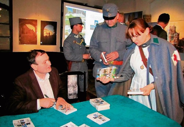 Paweł Kutaś podczas spotkania promującego przewodnik