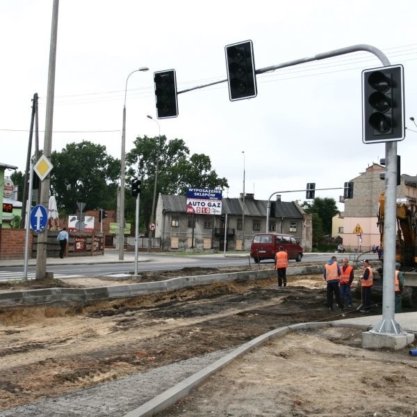 Wschodnia nitka ulicy Limanowskiego jest teraz w remoncie, ale nowe sygnalizatory już wiszą. Nad jezdnią będą trójkolorowe światła, a obok niej światła z kreskami dla autobusów.