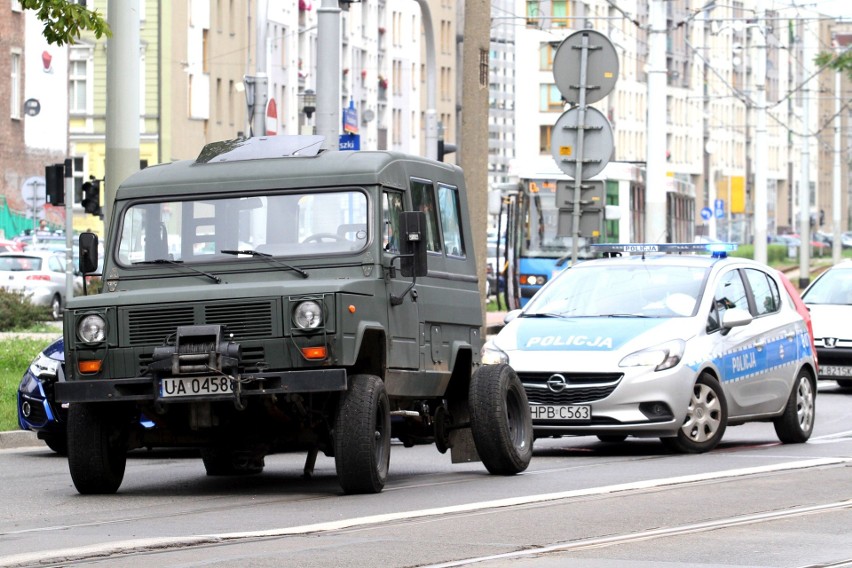 Wrocław: Audi staranowało wojskowego honkera