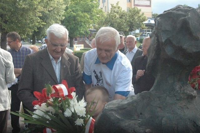 Najmłodszy uczestnik imienin Jan Fiedziuk przyszedł pod pomnik ze swoim dziadkiem Janem.