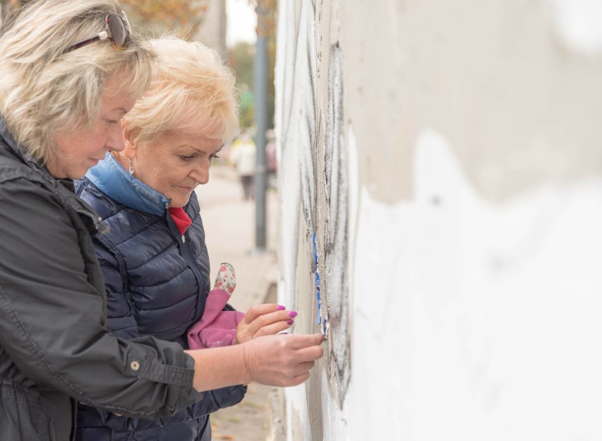 Seniorzy tworzą mural