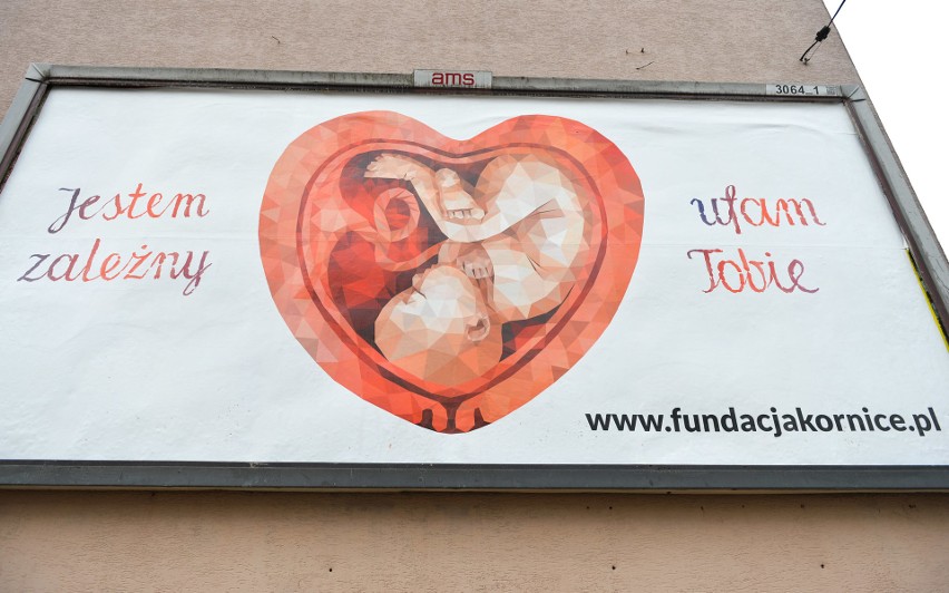 Antyaborcyjne billboardy z płodami w  Przemyślu. To kampania pro-life Fundacji Nasze Dzieci - Edukacja, Zdrowie, Wiara [ZDJĘCIA]