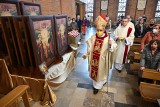 W Kielcach rozpoczęła się peregrynacja obrazu świętego Józefa. Biskup Jan Piotrowski poświęcił 40 kopii obrazu [ZDJĘCIA]