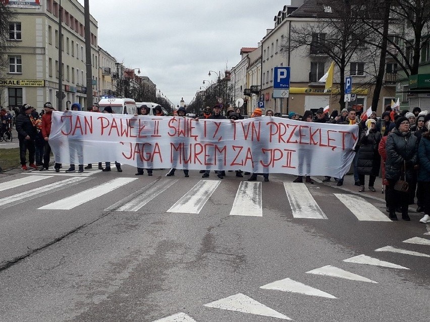 Białystok. Tłumy na marszu w obronie dobrego imienia papieża św. Jana Pawła II. Białostoczanie wyrazili wdzięczność za pontyfikat papieża