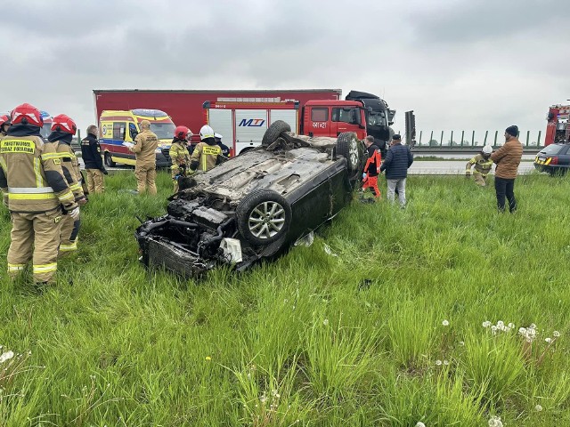 Samochód znajduje się poza jezdnią, ale mimo to, powstały utrudnienia w ruchu. Utworzył się około 4-kilometrowy korek w kierunku Wrocławia, między węzłami Wądroże Wielkie i Budziszów. Zablokowany jest prawy pas - ruch odbywa się tylko lewym.