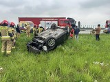 Samochód dachował na autostradzie A4. Kierowca zasnął w trakcie jazdy. Trzy osoby wylądowały w szpitalu