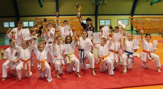Bardzo dobrze na zawodach w Rawie Mazowieckiej spisali się zawodnicy z koneckiej filii Koneckiego Klubu Karate Kyokushin. Wywalczyli 14 medali.
