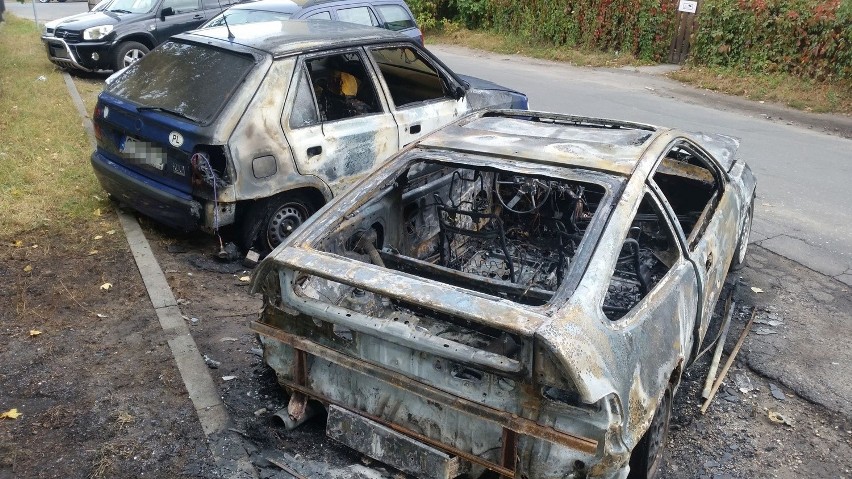 Spalone samochody przy ul. Sportowej w Toruniu