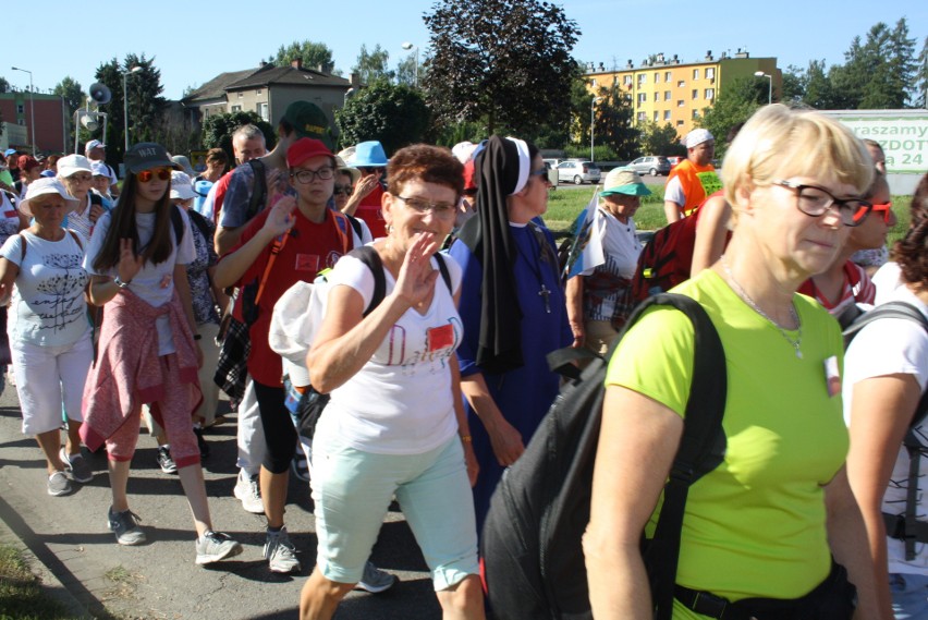 Oświęcimscy pątnicy w pięciu grupach z dekanatów:...