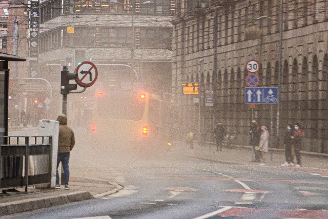 Tumany kurzu wzbijające się w powietrze na ulicach we Wrocławiu