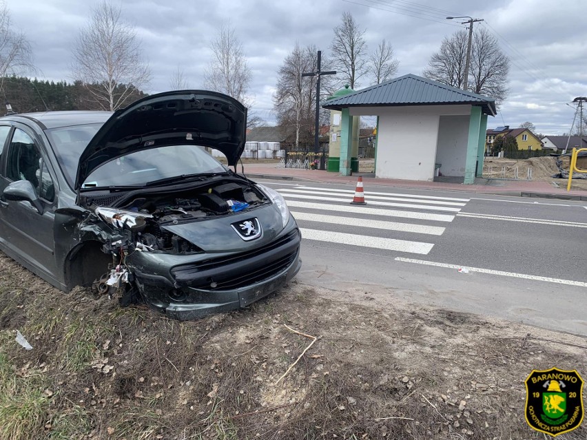 Wypadek pod Baranowem. Do zdarzenia doszło na drodze Majdan-Gaczyska. 5.03.2022. Zdjęcia