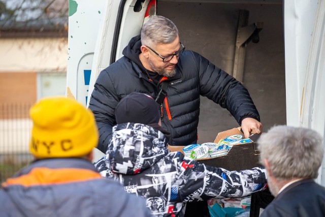 Serce Torunia kolejny rok społecznie pomaga osobom bezdomnym. Przyjmuje też w swojej siedzibie dary rzeczowe (ul .Legionów 238). Niestety, coraz więcej osób traktuje to miejsce jako alternatywę dla... wysypiska śmieci. Przywożone tutaj kilogramami brudne i spleśniałe rzeczy społecznicy muszą potem segregować i utylizować. Za wywóz śmieci płacą, jak każdy...