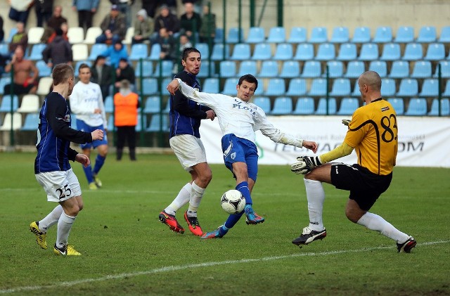 Sebastian Olszar w trakcie meczu z Zawiszą Bydgoszcz na stadionie w Świnoujściu, jeszcze w barwach Floty.