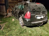 Kierowca uderzył samochodem w ogrodzenie i dom. Był pijany, sąd zdecydował o aresztowaniu