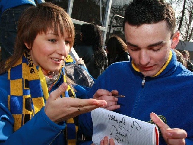 Paweł Zmarzlik złożył kilkaset autografów. Podpisał się m.in. Andżelice Krzywańskiej.