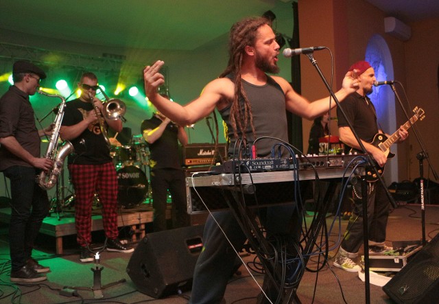 Zespół "Etna Kontrabande" na scenie grudziądzkiego klubu Akcent