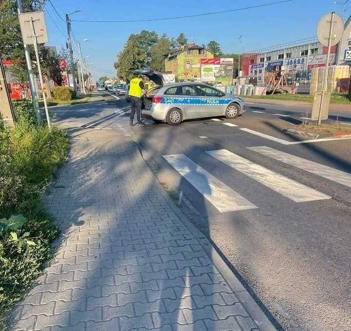 Wypadek na DK 79 w Trzebini. Samochód potrącił osobę na...