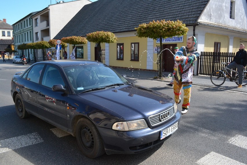 Wilamowskie śmiergusty 2014, czyli leją od samego rana