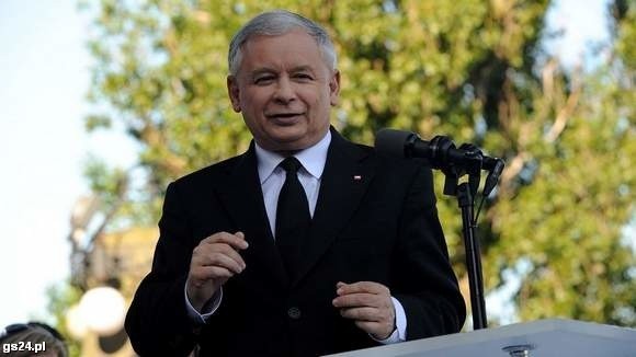 Jarosław Kaczyński był owacyjnie witany przez szczecinian na Wałach Chrobrego. Żartował na temat przeciwników i ich kąśliwych uwag pod swoim adresem i mówił poważnie o Szczecinie, który zamiast metropolii, jest ciągle marginalizowany. Po spotkaniu pojechał do katedry, by złożyć kwiaty na grobie zmarłego biskupa seniora Zygmunta Kamińskiego.