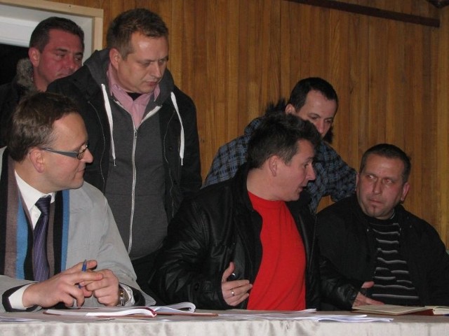 Roman Dańko (pierwszy z prawej) zrezygnował z funkcji prezesa Strumyka Malawa.
