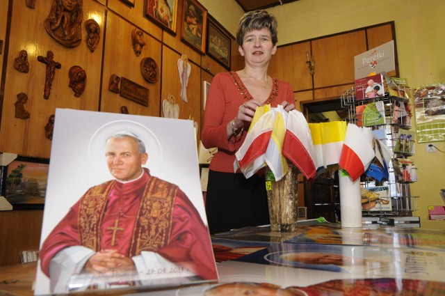 Anna Baranowska: - Największym wzięciem cieszą się chorągiewki, flagi i plakaty z wizerunkiem Jana Pawła II