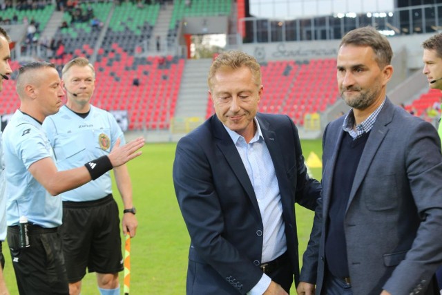 Trener GKS-u Tychy Ryszard Tarasiewicz i trener Sandecji Tomasz Kafarski.