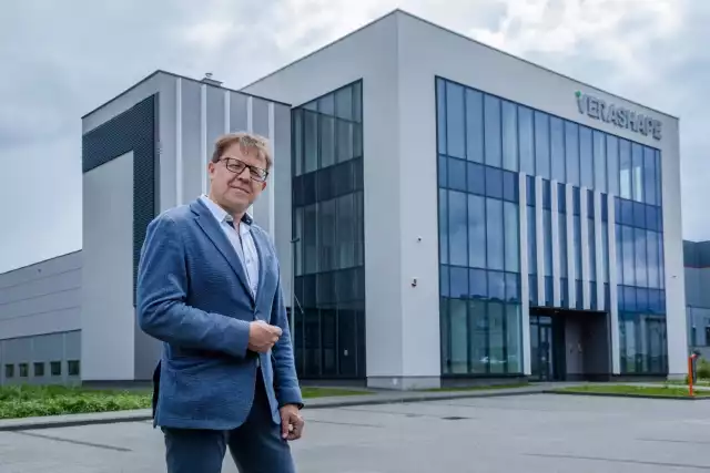 Tomasz Szymański, prezes Verashape przed nową siedziba firmy, w której będą produkowane unikatowe drukarki 3D.