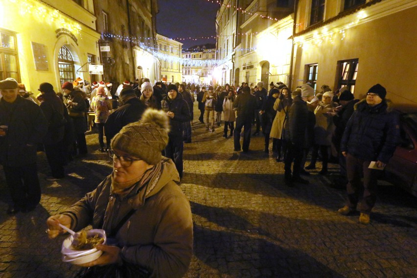 Wigilia Starego Miasta w Lublinie. Lublinianie podzielili się opłatkiem. Zobacz zdjęcia                          