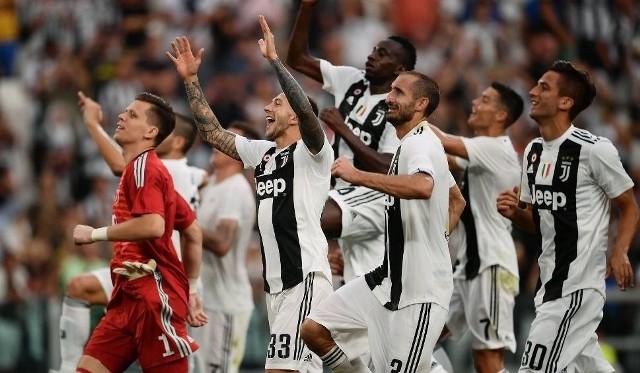 Juventus Turyn Ajax Amsterdam ONLINE. Gdzie oglądać Juventus Ajax. We wtorek 16.04.2019 czekają nas kolejne piłkarskie emocje. Właśnie tego dnia rozegrane zostaną pierwsze mecze rewanżowe 1/4 finału Ligi Mistrzów. Juventus Turyn podejmie Ajax Amsterdam. Pierwsze spotkanie tych drużyn zakończyło się remisem 1:1. Przewaga własnego boiska stawia w roli faworyta Juventus, ale w poprzedniej fazie Ajax w znakomitym stylu poradził sobie z Realem Madryt. Czy rewelacyjny Ajax ponownie sprawi wielką niespodziankę? Tego dowiemy się we wtorkowy wieczór. Sprawdź gdzie oglądać Juventus Turyn Ajax Amsterdam ONLINE i TV.Juventus Turyn Ajax Amsterdam ONLINE. Gdzie oglądać Juventus Ajax [TRANSMISJA TV, LIVE STREAM, ONLINE, NA ŻYWO] Juventus Ajax 16.04.2019