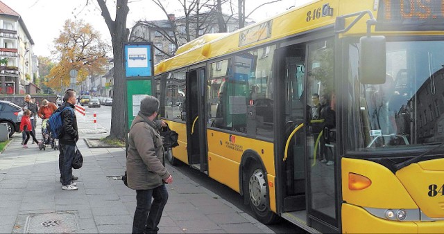 W piątek 1 listopada autobusy linii nr 1,18, A i B dowozić będą pasażerów na cmentarze. Nie trzeba będzie w nich kasować biletów!