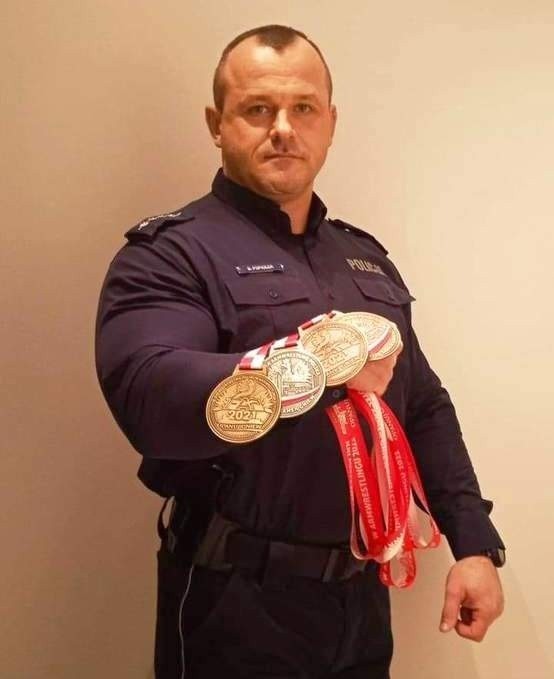 Makowski policjant medalistą XXII Mistrzostw Polski w Armwrestlingu w Jaworznie, 9-10.04.2022
