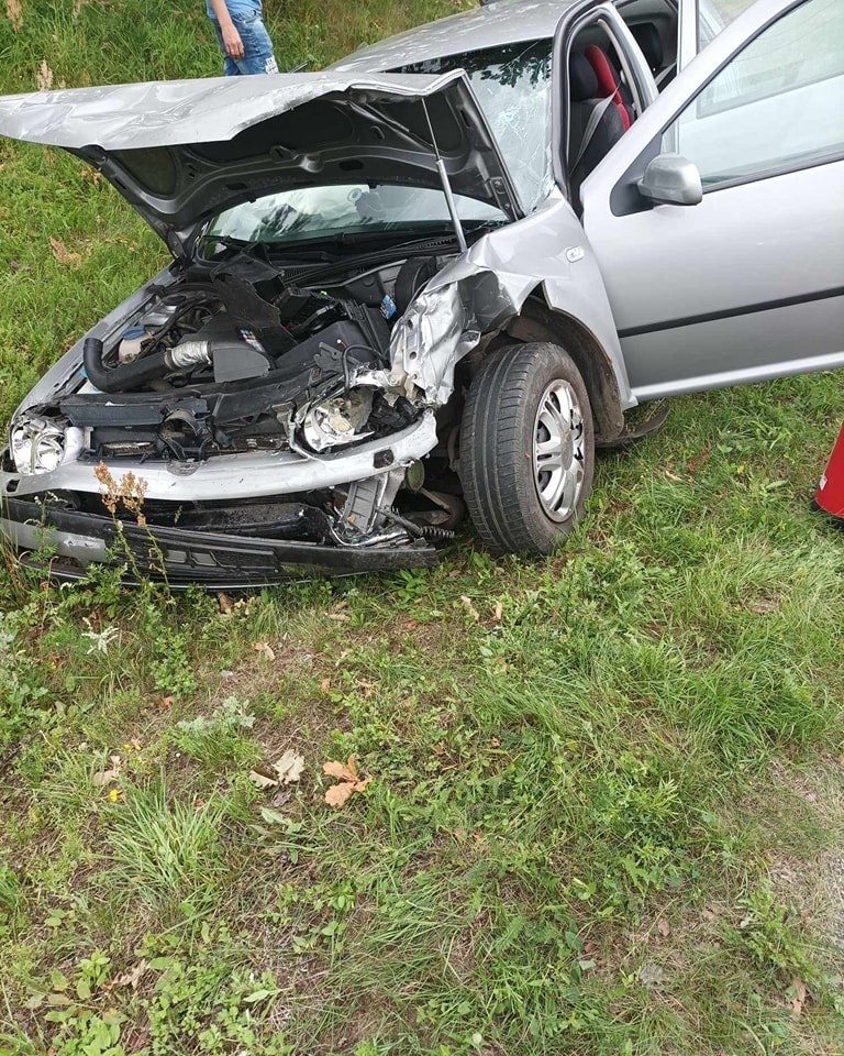 Niebezpieczny wypadek drogowy w okolicach Czaplinka. Czołowe zderzenie dwóch aut [ZDJĘCIA]